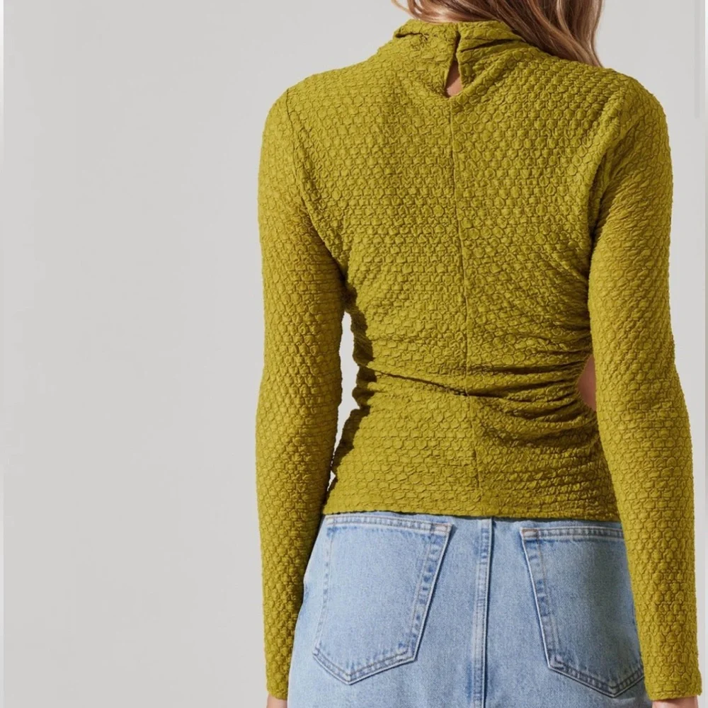 Astr The Label TEXTURED CUTOUT LONG SLEEVE TOP - Picture 3 of 6